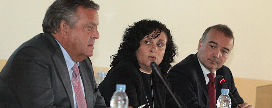  Julio Ancochea, director de la Cátedra; Nuria Fernández de Cano Martín, subdirectora general de Continuidad Asistencial, Servicio madrileño de Salud ; David Asín, General Manager Linde Healthcare.