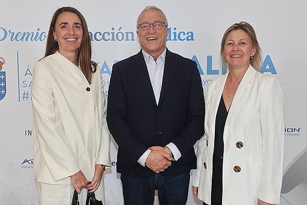Reyes Díaz, directora de Atención Hospitalaria del Área Sanitaria de Vigo; Francisco Javier Puente, gerente del Área Sanitaria de Vigo; e Isabel Rey, subdirectora de Prestación Farmacéutica del Área Sanitaria de Vigo del Sergas.