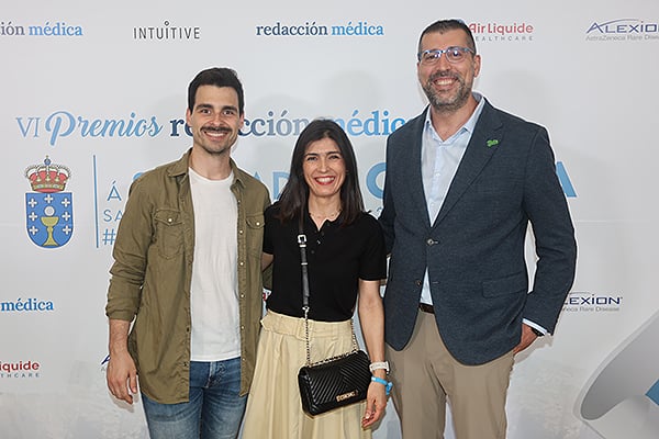 Xabier Mazaira, pediatra del Hospital Dos Alnes; Yolanda González, pediatra del Hospital Dos Alnes; José Moure, jefe del Servicio de Pediatría del Hospital Dos Alnes.