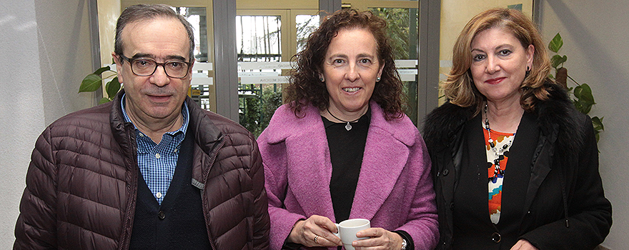 German Peces Barba, jefe de sección de Neumología del Hospital Fundación Jiménez Díaz; María Jesús Rodríguez Nieto; Yolanda González, directora comercial regional de Linde Healtcare. 