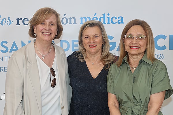 Pilar Rodríguez Ledo, Eloína Núñez, subdirectora general de Envejecimiento Activo y Prevención de la Dependencia e Innovación Sociosanitaria de la Consejería de Política Social e igualdad de la Junta de Galicia; y Montserrat Chimeno.