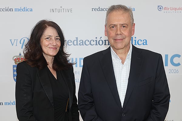 Mamen Vázquez, CEO de Redacción M´dica; posa junto a Antonio Gómez Caamaño.