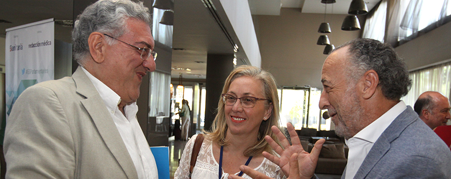 Agustín Rivero, Teresa Angulo y José María Pino, charlan durante la pausa al café. 