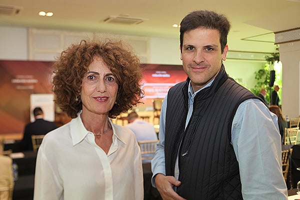 María Dolores Hermelo Piñeiro, portavoz de Salud Pública del Partido Popular del Parlamento de Galicia; y Jordi Oliveros, public affairs de Sanofi.