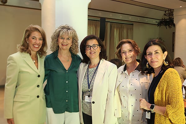 Marta Marbán de Frutos, Elvira Velasco, Nieves Martínez, Dora Llop y Laure Yvenou, directora de Relaciones Institucionales de Sanofi.