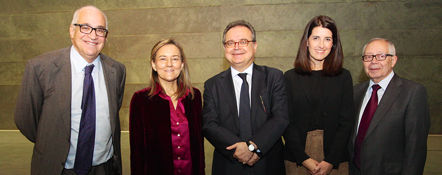 Federico Plaza y Consuelo Martín de Dios, vicepresidente y directora general del Instituto Roche; Ramón Colomer; Susana Pérez; de Roche, y Julio Sánchez Fierro, vicepresidente de la Asociación Española de Derecho Sanitario.