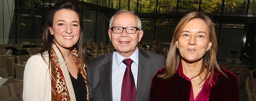 Celia Balumburu y Consuelo Martín de Dios, ambas del Instituto Roche. En el centro, Julio Sánchez Fierro. 