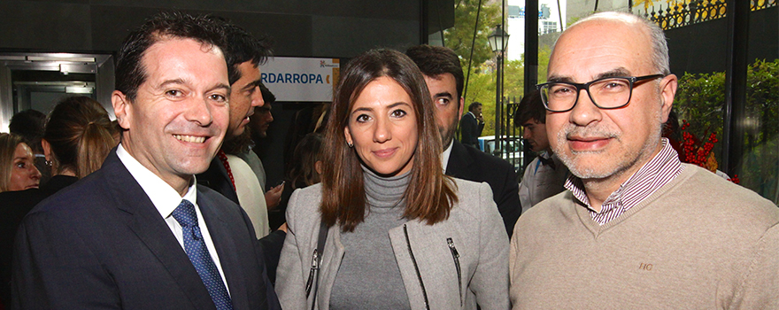 Jesús Herrera, de Roche, junto Mariló Vega y Francisco Javier Bautista, del Servicio de Farmacia del Hospital Virgen del Rocío.