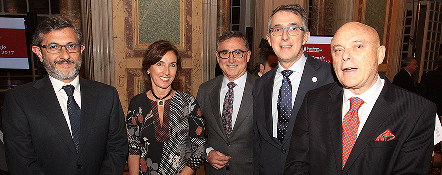 Claudio Buenestado, Cristina Tiemblo y José Ramón López, vocales de Salud Pública, Dermofarmacia y Distribución del Consejo General de Farmacéuticos. A continuación, Enrique Ordieres, presidente de Cinfa, y Aquilino García, vocal de Alimentación del Consejo General. 