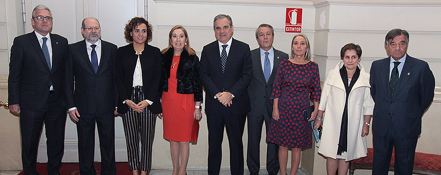 Jordi de Dalmases y Luis Amaro, vicepresidente y secretario del Consejo General de Farmacéuticos; Dolors Montserrat, ministra de Sanidad; Ana Pastor, presidenta del Congreso de los Diputados, y Jesús Aguilar, Práxedes Cruz, Fe Ballesteros, Rosa López Torres y Luis González, presidente, vicepresidente, contadora, tesorera y vicepresidente del Consejo General de Farmacéuticos. 