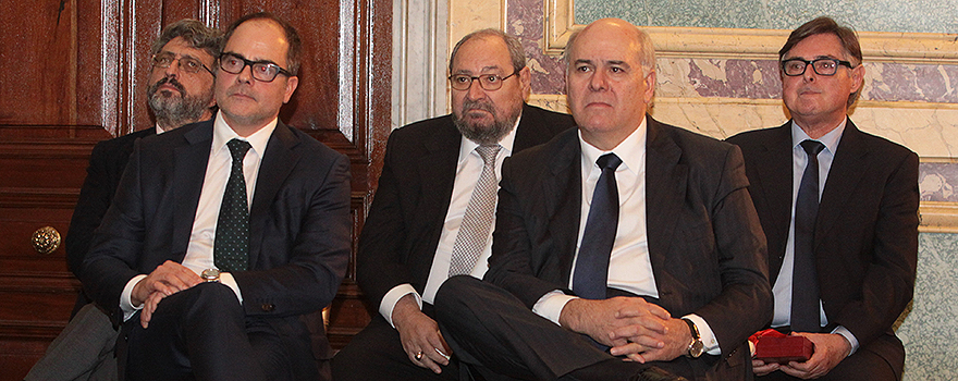 En primer plano, Roberto Úrbez y Ángel Fernández, responsables de BMS y MSD, laboratorios reconocidos con los Premios Panorama. Detrás, los galardonados con las Medallas del Consejo: Alfredo Martínez Hernández, Antonio José Ruiz Moya y Ricard Troiano, presidente de Farmacéuticos Mundi.