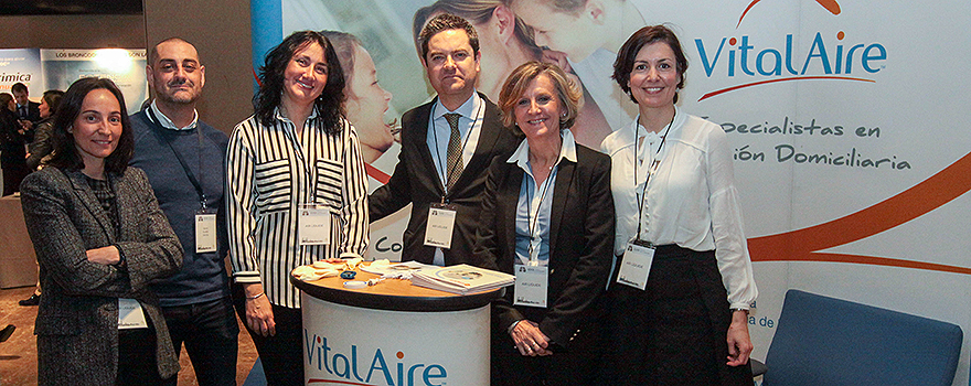 El equipo de VitalAire: Ana Román, directora de Marketing y Comunicación; David Rudilla, responsable de Pacientes; Isabel Ortega, responsable del área Asistencial; Antonio Dueñas, director de la Delegación Central; Piedad Navarro, directora de Relaciones Institucionales; y Cristina Santos, responsable del Área Asistencial