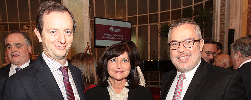 Miguel Valdés, director general de Fedifar, junto a María José Hernández y Víctor Puente, jefa de ventas y consejero delegado ambos de Laboratorios Indas.