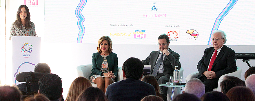 Carmen González, Fernando Prados y Óscar Fernández en el acto de inauguración. 