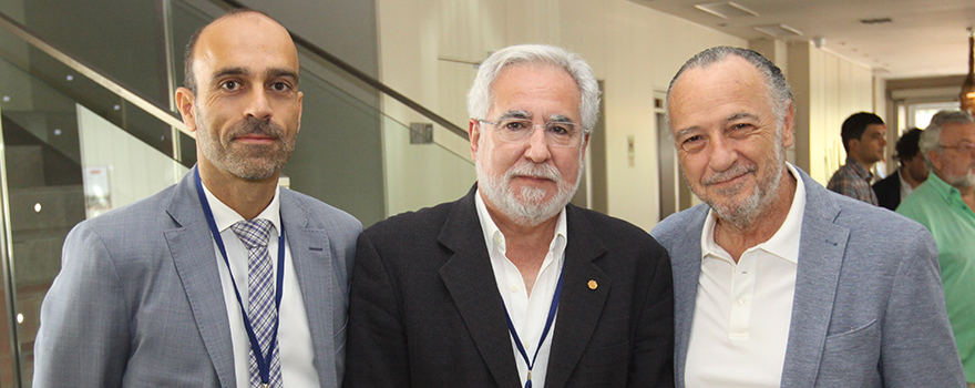  Ricardo López, director general de Sanitaria 2000, Miguel Ángel Santalices, presidente del Parlamento de Galicia, y José María Pino, presidente de Sanitaria 2000.