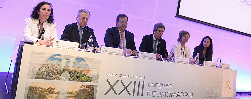 La mesa presidencial del XXIII Congreso de Neumomadrid compuesta por: María Jesús Rodríguez Nieto, presidenta de Neumomadrid; José Luis Álvarez-Sala, decano de la Facultad de Medicina de la Universidad Complutense de Madrid; Manuel Molina, viceconsejero de Sanidad de la Comunidad de Madrid; Miguel Ángel Sánchez Chillón, presidente del Colegio de Médicos de Madrid; Inmaculada Alfageme, presidenta de Separ; y Claudia Valenzuela, presidenta del Comité de Congresos de Neumomadrid