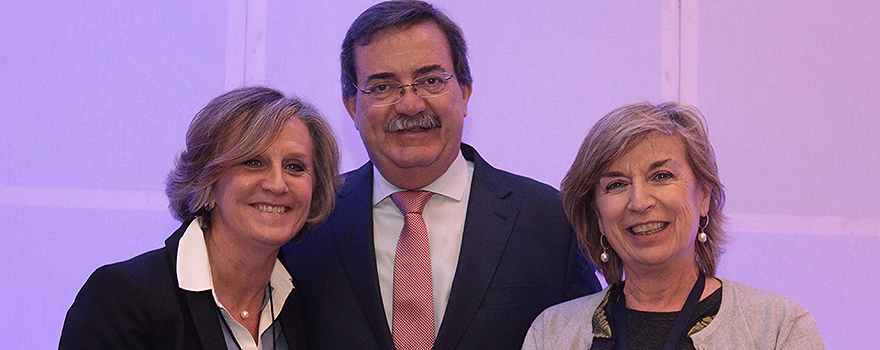 Piedad Navarro, directora de Relaciones Institucionales de VitalAire; Manuel Molina y Pilar de Lucas, presidenta de la Comisión Nacional de Neumología