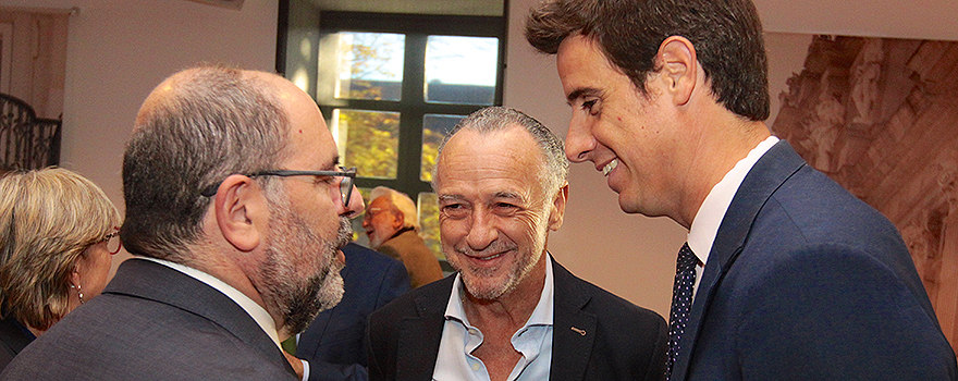Carlos Moreno charla con José María Pino y Emilio Navarro, subdirector del Centro de Información y Atenicón al Usuario de la Consejería de Salud de La Rioja.