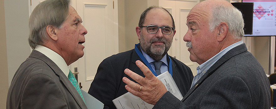 José Vicente González, secretario de Sanidad de la Comisión Ejecutiva Regional del PSOE Canarias, saluda a Jesús Aguirre y Carlos Moreno.