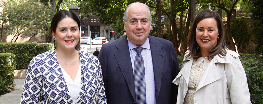 Ofelia De Lorenzo, letrada de De Lorenzo Abogados; Ricardo De Lorenzo, presidente de la Asociación Española de Derecho Sanitario y socio-director de De Lorenzo Abogados, y Marta Fernández-Teijeiro, presidenta del Colegio de Farmacéuticos de Cantabria.