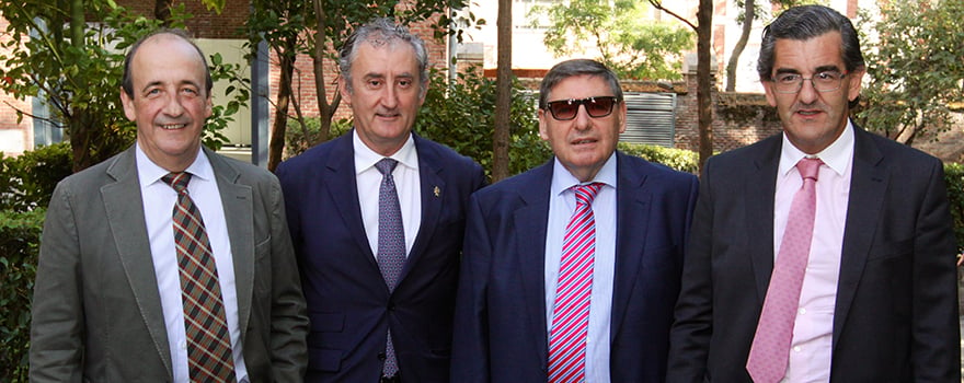 Cosme Naveda, presidente del Colegio de Médicos de Vizcaya; Tomás Cobo, vicepresidente de la OMC; José Luis Valdezate, director de Comunicación del Colegio de Médicos de Cantabria, y Juan Abarca Cidón.