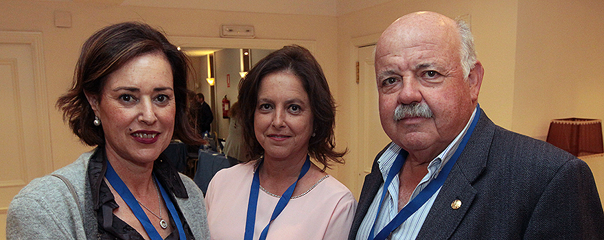 Marta Fernández, presidenta del Colegio de Farmacéuticos de Cantabria; Catalina Montserrat García y Jesús Aguirre.