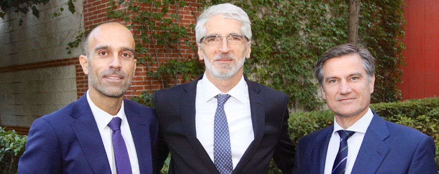 Ricardo López junto a Enrique Álvarez, general manager Iberia de Mölnlycke Health Care y Juan Sanabria, presidente de Philips Ibérica y director general de la división de Cuidado de la Salud. 
