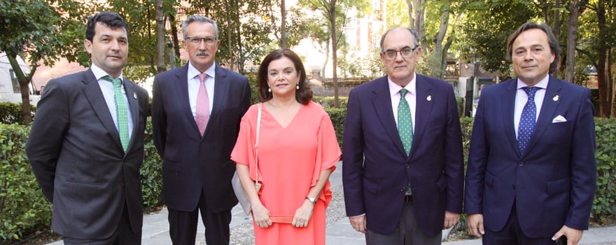 Álvaro Basilio, director de Comunicación y Marketing de AMA. A su derecha Carmen Peña, presidenta de la Federación Internacional de Farmacia (FIP) junto a su pareja, Antonio Hermosín; Luis Campo, presidente de AMA, y Francisco Herrera, secretario general de AMA.