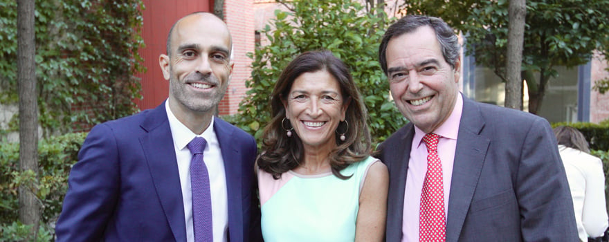 Ricardo López, director general de Sanitaria 2000, y Carlos Ibares, director de Cardiva, junto a su pareja, Natalia Langán. 