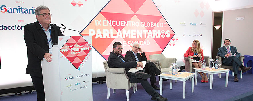 Guillem López, catedrático de Economía en la Universidad Pompeu Fabra de Barcelona; Juan Antonio Gil, portavoz de Podemos en la Comisión de Salud del Parlamento de Andalucía; Jesús María Fernández, portavoz del PSOE en la Comisión de Sanidad y Servicios Sociales del Congreso de los Diputados; Isabel Cabezas, portavoz adjunta del PP en la Comisión de Sanidad y Servicios Sociales del Congreso de los Diputados; Manuel Mitadiel, portavoz de Ciudadanos en la Comisión de Sanidad de las Cortes de Castilla y León.