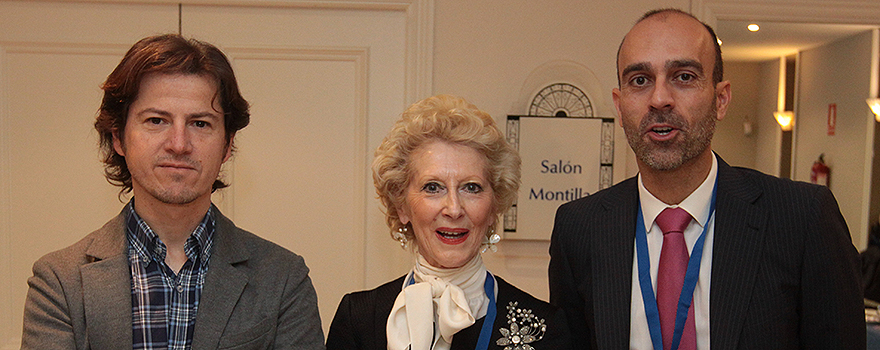 Óscar López, director de publicaciones de Sanitaria 2000; Pilar Fernández y Ricardo López, director general de Sanitaria 2000.