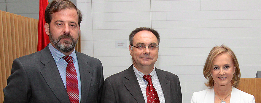 Carlos Rus, Manuel Carmona, representante nacional de Medicina Privada por Cuenta Propia de la Organización Médica Colegial (OMC); y Margarita Alfonsel. 