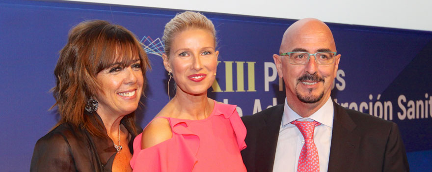 Ana Casado, esposa de César Pascual; Anne Igartiburu, presentadora de la Gala de Verano de la Sanidad; y César Pascual, director general de Coordinación de la Asistencia Sanitaria de la Consejería de Sanidad de la Comunidad de Madrid.