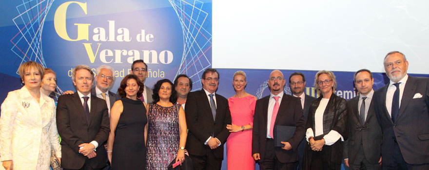 Foto de familia de los galardonados en los XIII Premios a la Administración Sanitaria, organizados por Sanitaria 2000.