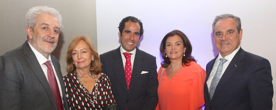 Agustín Álvarez Nogal, director general de Salud Pública de la Consejería de Sanidad de Castilla y León; Soledad Álvarez de Miranda, secretaria general de Isfas; Antonio Sánchez Díaz, director general de Muface; Carmen Peña, presidenta de la FIP; y Jesús Aguilar, presidente del Consejo General de Farmacéuticos. 