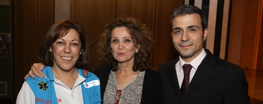 Mª José Fernández; Adela Fernández Delgado, técnico de apoyo de la subdirección de Humanización, y Juan Torres Macho, director de Continuidad Asistencial del Hospital Universitario Infanta Cristina.