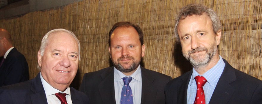 Florentino Pérez Raya, vicepresidente del Consejo General de Enfermería; Íñigo Lapetra, director de Comunicación del Consejo General de Enfermería; y Luis Arriols, de Europa Press. 