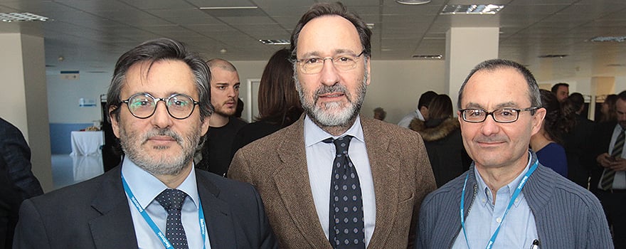 Julio Mayol; Óscar Calderón, jefe de área de RMS de Medtronic; José Ángel Lorente, jefe de servicio de la UCI del Hospital de Getafe.