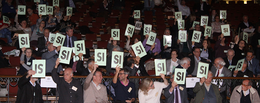 Asistentes a la Asamblea de Compromisarios del Icomem dando el 'Sí' a las cuentas de 2016. 