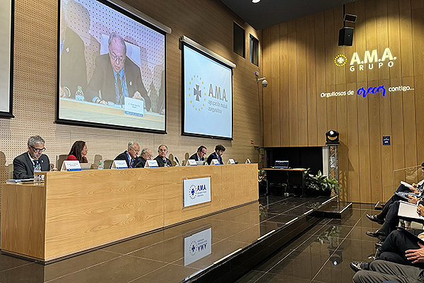 Un momento de la mesa de la Asamblea general de AMA.