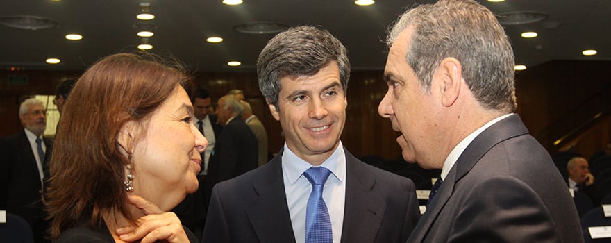 Belén Crespo, con Adolfo Fernández-Valmayor y Jesús Aguilar. 