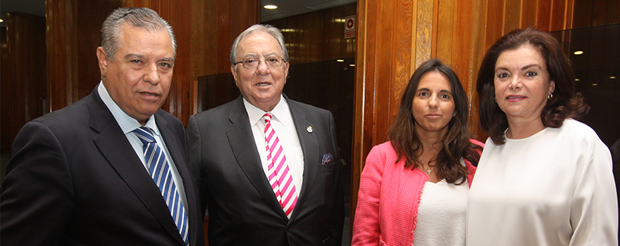 Bartolomé Beltrán, miembro del Consejo Asesor de Sanidad; con Diego Murillo, presidente de Honor de AMA; Raquel Murillo, directora general adjunta y directora del ramo de Responsabilidad Civil de AMA; y Carmen Peña. 