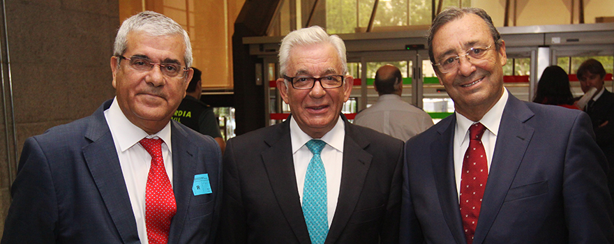 Tomás Abadía, presidente de la Fundación Quaes, posa con Jesús Sánchez Martos y Mario Mingo. 