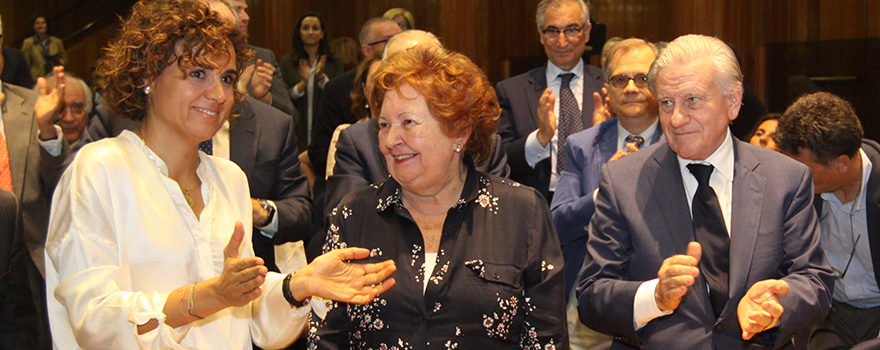 Dolors Montserrat con Paula Torróntegui, la viuda de Joan Rodés, y Valentín Fuster. 