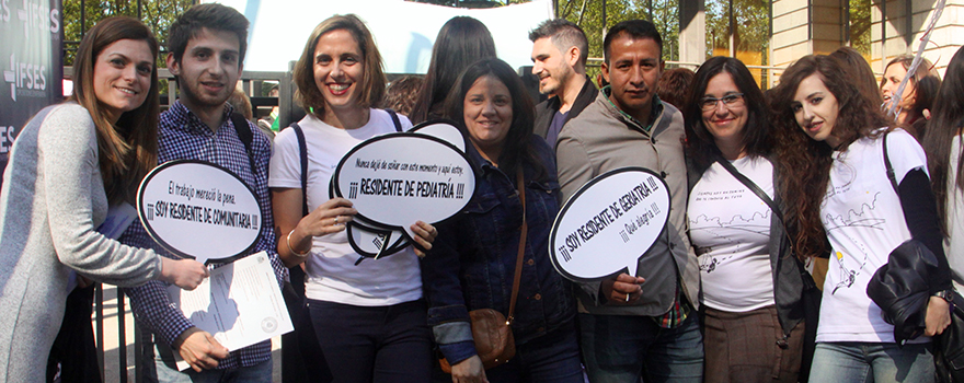 Grupo de manifestantes a las puertas del Ministerio.