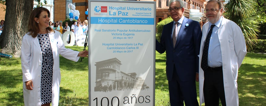 El consejero de Sanidad, Jesús Sánchez Martos, junto al cartel conmemorativo del aniversario. 
