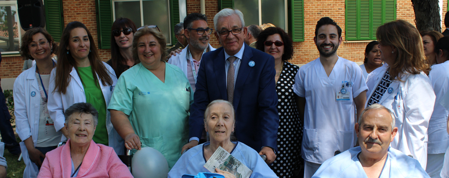 Foto de familia junto al consejero de Sanidad. 