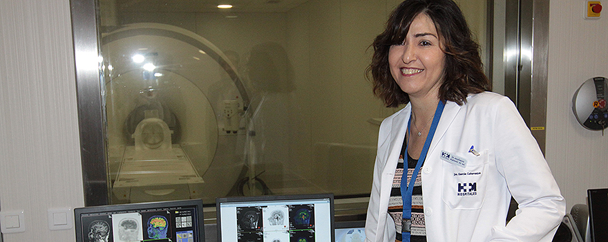 Lina García, jefa de Medicina Nuclear en HM Hospitales, enseña a los medios la máquina PET-RM.