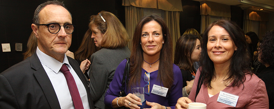 Eugeni Muxart y María José Ibáñez, de Gedeon Richter Ibérica. En el centro, María Carrasco, de Raíz Publicidad. 