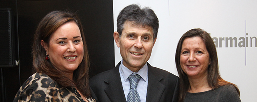 Marta Fenández-Teijeiro y Alba Soutelo, presidentas de los colegios de Farmacéuticos de Cantabria y Pontevedra. En el centro, Humberto Arnés. 